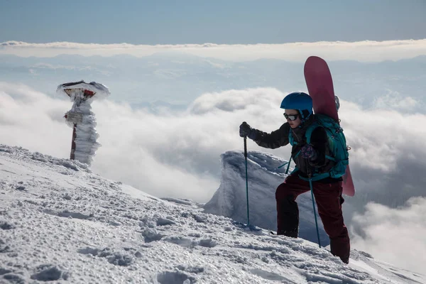 Aktivní Freerider Samice Snowboardem Vrcholu Hory Horském Terénu — Stock fotografie