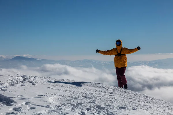 Ευτυχισμένος Πεζοπόρος Απολαμβάνει Θέα Στην Κορυφή Γκρεμό Του Βουνού Χειμώνα — Φωτογραφία Αρχείου