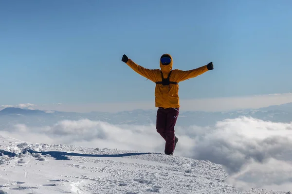 Boldog Túrázó Élvezi Kilátást Szikla Tetején Téli Hegy Adrenalin Szabadtéri — Stock Fotó