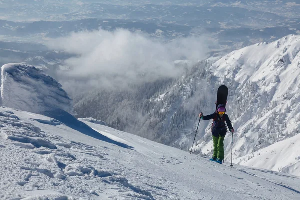 Una Freerider Attiva Con Uno Snowboard Che Cima Monte Terreno — Foto Stock