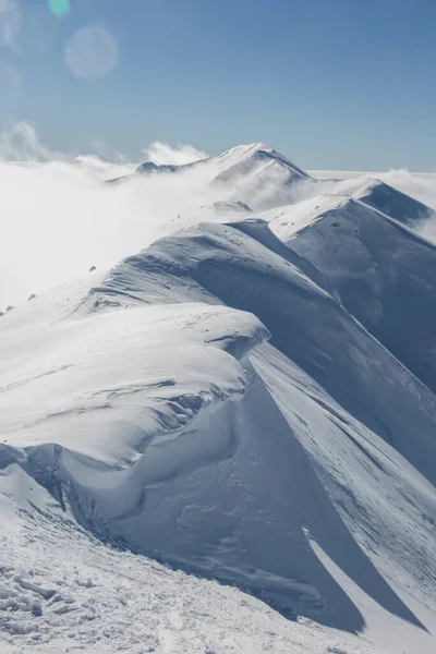 Colgando Cornisas Nieve Cresta Montaña Una Adrenalina Aire Libre Aventuras — Foto de Stock