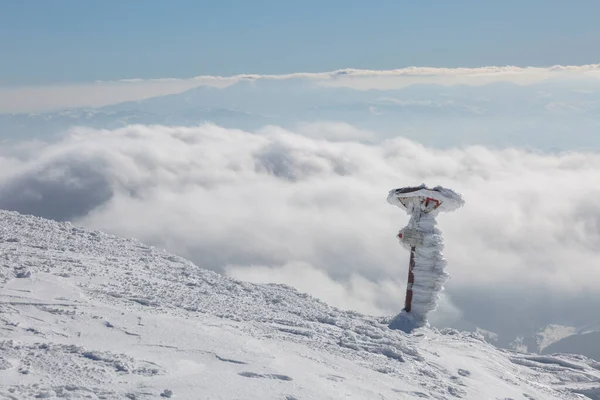 Cima Della Montagna Innevata Coperta Nuvole Montagne Invernali Paesaggio Concetto — Foto Stock