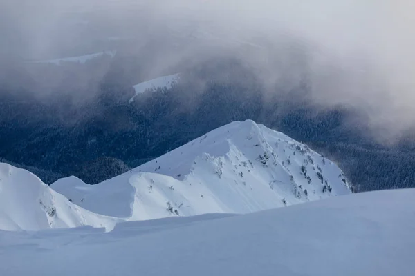 Nebel Und Wolken Über Einem Verschneiten Berggipfel Winter Berge Landschaft — Stockfoto