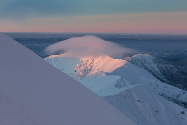 Schneebedeckte Berge Vor Dem Hintergrund Eines Riesigen Marmaros Gebirges Winter — Stockfoto