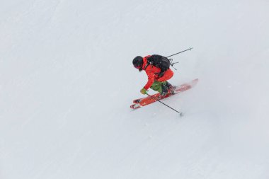 Freerider kayakçısının dik bir karlı yamaçta keskin bir dönüş yapması, bir adrenalin macerası.