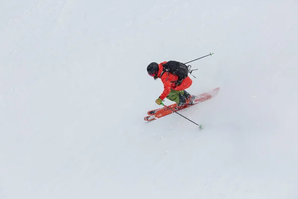 Vista Superior Esquiador Freerider Fazendo Uma Curva Escultura Uma Encosta — Fotografia de Stock