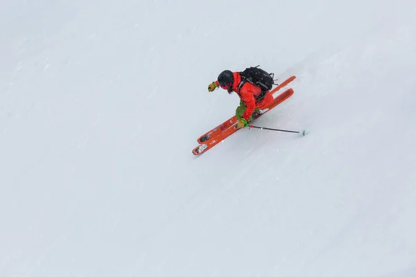 Vista Superior Esquiador Freerider Fazendo Uma Curva Escultura Uma Encosta — Fotografia de Stock