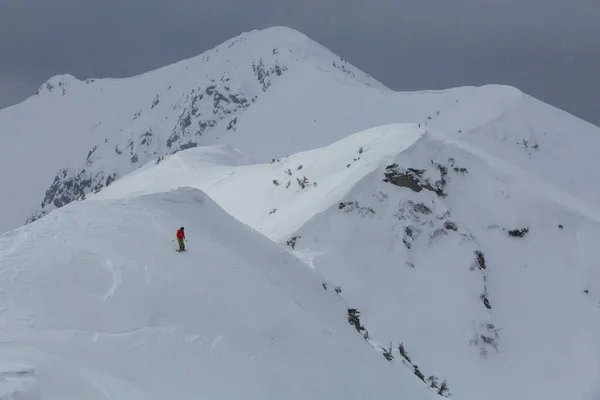 스키를 산에서 얼어붙은 가파른 비탈을 내려오는 아드레날린이 넘치는 — 스톡 사진