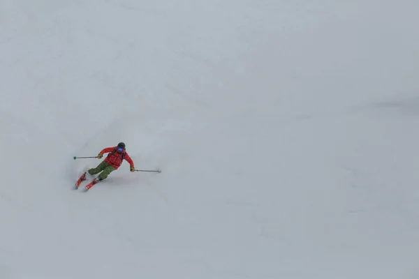 Vista Superior Esquiador Descendo Uma Encosta Congelada Íngreme Nas Montanhas — Fotografia de Stock