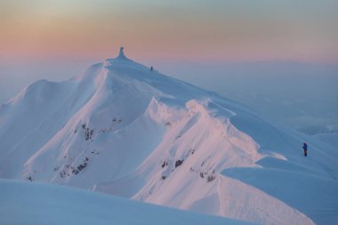 Pipivan Marmarosky dağının tepesindeki insanlar karlı kornişler üzerindeki Karpatya dağlarıyla tanışır.