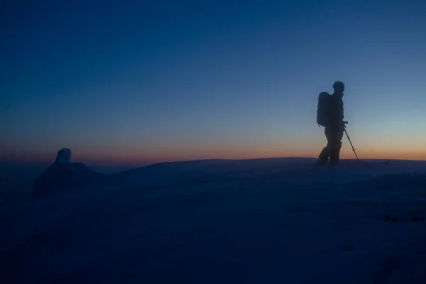 Lyžař Setká Úsvitem Zasněžených Horách Zimní Hory Krajina Venkovní Koncept — Stock fotografie