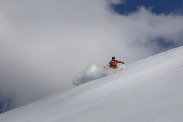 Extrema Descida Esqui Uma Encosta Íngreme Com Pulverização Neve Uma — Fotografia de Stock