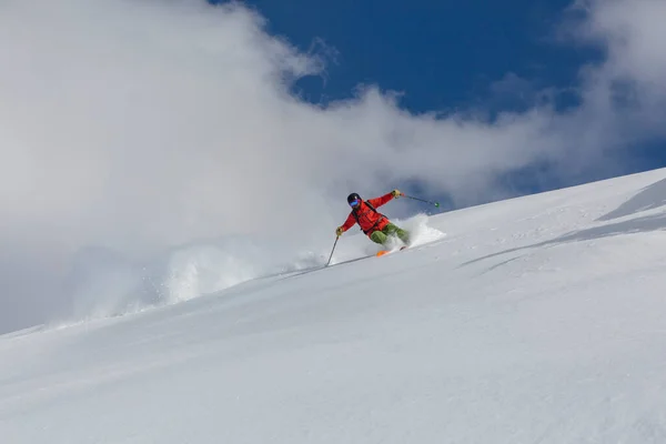 Esquiador Con Traje Rojo Hace Giro Brusco Una Bajada Freeride —  Fotos de Stock