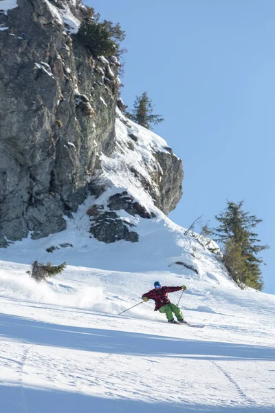 Freeride Esquiador Esqui Downhill Durante Dia Ensolarado Altas Montanhas Uma — Fotografia de Stock