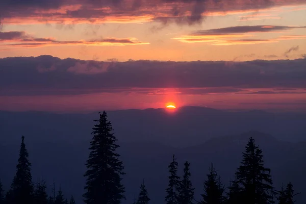 Harika Bir Akşam Kış Manzarası Dramatik Bulutlu Gökyüzü Marmarosy Karpatlar — Stok fotoğraf