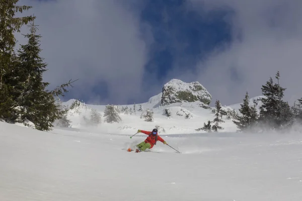Skier Σκι Κατάβαση Κατά Διάρκεια Της Ηλιόλουστης Ημέρας Ψηλά Βουνά — Φωτογραφία Αρχείου