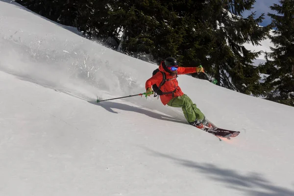 Esqui Esqui Downhill Durante Dia Ensolarado Altas Montanhas Uma Adrenalina — Fotografia de Stock