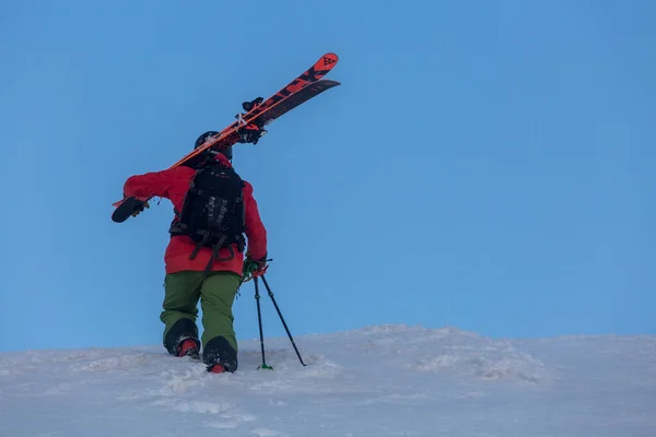 Marmaros Cárpatos Ucrânia Março 2021 Esquiador Ativo Vermelho Com Uma — Fotografia de Stock