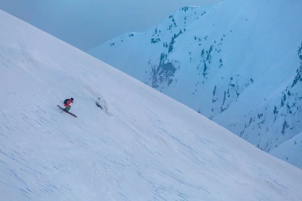 Skieur Descend Une Route Freeride Difficile Entre Les Rochers Les — Photo