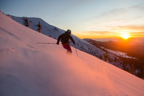 Esqui Esqui Downhill Altas Montanhas Luz Pôr Sol Céu Nublado — Fotografia de Stock
