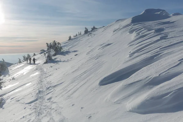 Team Hikes Alpine Mountains Landscape White Snow Dramatic Overcast Sky — Stock Photo, Image