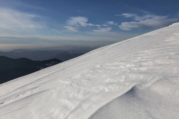 Paisagem Plana Inverno Fundos Nevados Snowdrifts Uma Queda Neve Céu — Fotografia de Stock
