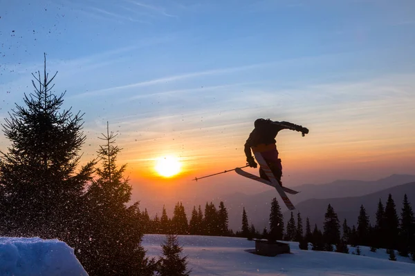 Freestyle Sciatore Saltando Kicker Montagne Innevate Tramonto Arancione Adrenalina Avventure — Foto Stock