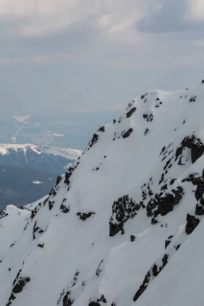 스키어 바위들 사이의 가파른 산비탈을 내려오는데 이것은 아드레날린 모험이다 — 스톡 사진