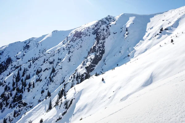 白い雪と青空とアルプスの山々の風景 素晴らしい冬の風景 — ストック写真