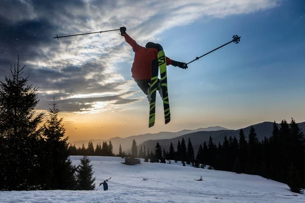 Marmaros Cárpatos Ucrânia Março 2021 Esquiador Extremo Estilo Livre Pulando — Fotografia de Stock