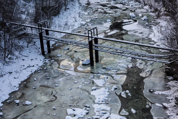 Nehrin Karşısındaki Borular Karla Kaplı Buz Oluşumlarının Arka Planında Üst — Stok fotoğraf