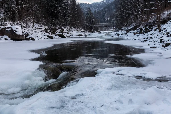 Karla Kaplı Donmuş Bir Nehirde Buz Oluşumları Muhteşem Kış Manzarası — Stok fotoğraf