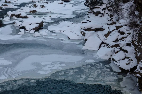 Ледяные Образования Замерзшей Реке Покрытой Снегом Прекрасный Зимний Пейзаж — стоковое фото