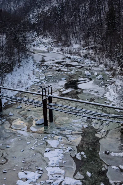 Nehrin Karşısındaki Borular Karla Kaplı Buz Oluşumlarının Arka Planında Üst — Stok fotoğraf