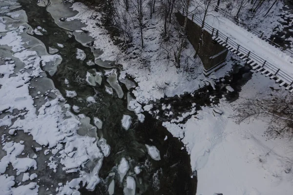 Nehir Boyunca Uzanan Köprü Karla Kaplı Buz Oluşumlarının Arka Planında — Stok fotoğraf