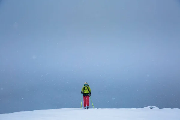 Uma Skitourer Feminina Ativa Caminha Uma Neblina Tempestade Neve Terreno — Fotografia de Stock