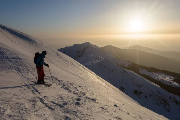 Skieur Regarde Coucher Soleil Dans Les Montagnes Enneigées Loisirs Actifs — Photo
