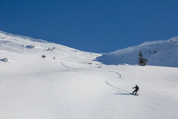 Snowboarder Fait Virage Raide Laisse Une Ligne Dans Neige Loisirs — Photo