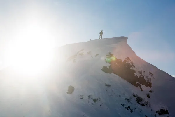 Touriste Sommet Une Montagne Baigné Soleil Loisirs Actifs Dans Arrière — Photo