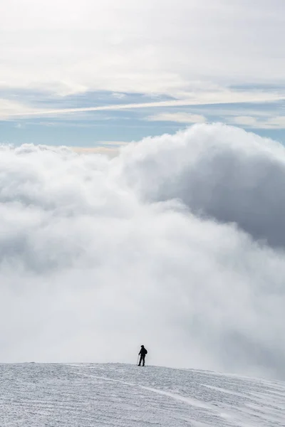 Randonneur Courageux Sur Bord Montagne Avec Ciel Naturel Fond Nuages — Photo