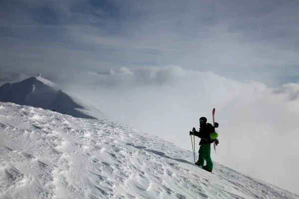 Randonneur Courageux Sur Bord Montagne Avec Ciel Naturel Fond Nuages — Photo