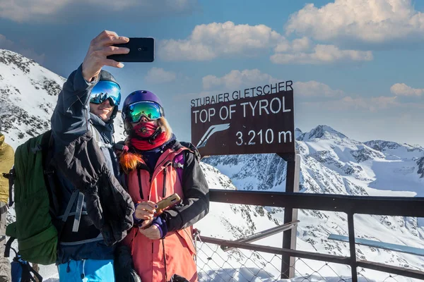 Joyeux Couple Skieur Snowboardeur Prenant Une Photo Selfie Sur Tyrol — Photo