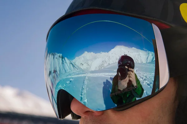 Reflet Photographe Voyageur Portant Grand Masque Ski Dans Les Montagnes — Photo