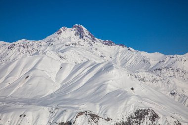 Kafkas Dağları karla kaplı Kazbek Dağı 'nın tepesinde, Gudauri.