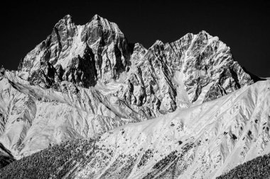 Gürcistan 'ın Svaneti bölgesinde yer alan Kafkaslar' ın en önemli zirvelerinden biri olan Ushba dağının üstü siyah beyaz karla kaplıydı.