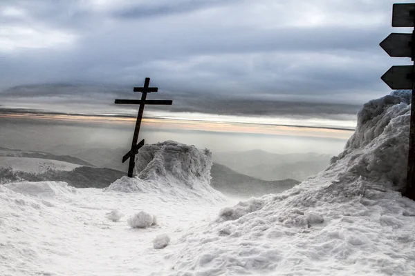 Cerkiew Śnieżnych Górach Karpaty — Zdjęcie stockowe