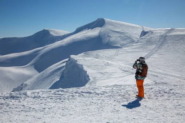 Turista Inverno Branco Coberto Com Picos Montanha Neve Montanhas Dos — Fotografia de Stock