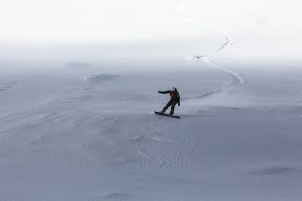 Backcountry Snowboardista Elegantně Prořezává Nedotčený Sníh Zanechává Sebou Stopu Bílého — Stock fotografie
