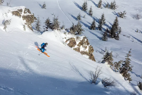 Skieur Arrière Pays Sculpte Gracieusement Travers Neige Poudreuse Intacte Entre — Photo