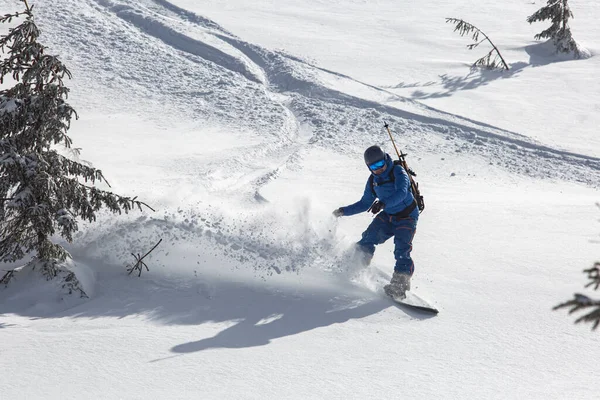 Snowboardeur Arrière Pays Sculpte Élégamment Travers Neige Poudreuse Intacte Intacte — Photo
